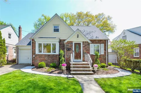 1641 Ardsley Ct, Teaneck, NJ 07666