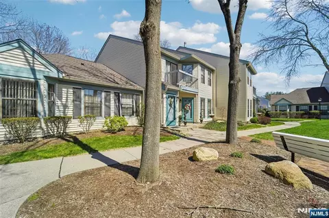 22 Eakens Ct, Mahwah, NJ 07430