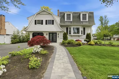 13 Dogwood Ct, Paramus, NJ 07652