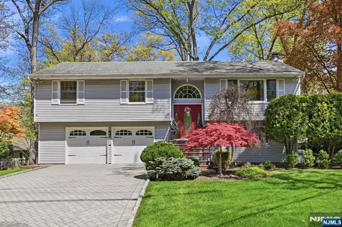 27 Pennsylvania Ave, Montvale, NJ 07645