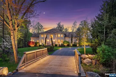 9 Heller Ct, Mahwah, NJ 07430