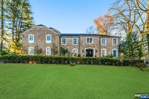 27 Pine Hill Rd, Old Tappan, NJ 07675