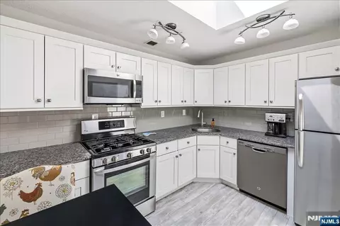 1150 River Rd #PHB, Edgewater, NJ 07020
