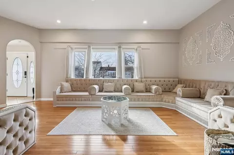 28 George St, Saddle Brook, NJ 07663