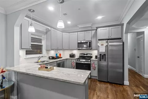 267 10th St, Newark, NJ 07103