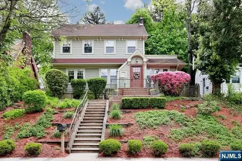 61 Hawthorne Ter, Leonia, NJ 07605
