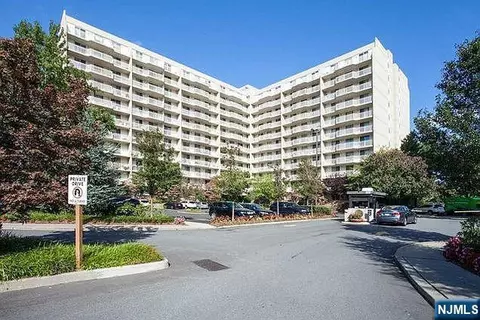 1055 River Rd #902, Edgewater, NJ 07020