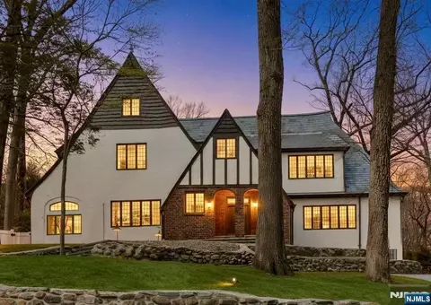 400 Heights Rd, Ridgewood, NJ 07450