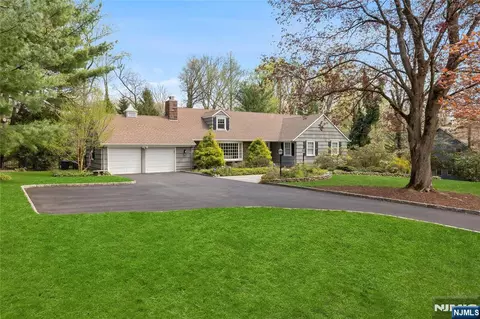 20 Deerhorn Trl, Saddle River, NJ 07458