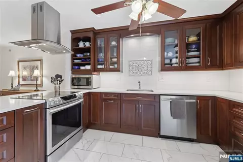 240 Mountain View Dr, Mahwah, NJ 07430