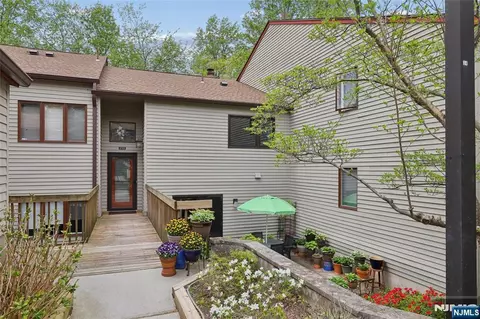 240 Mountain View Dr, Mahwah, NJ 07430