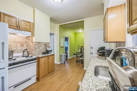 Entry Way - 20 Maple Ave, Springfield, NJ 07081 photo 1 of 8
