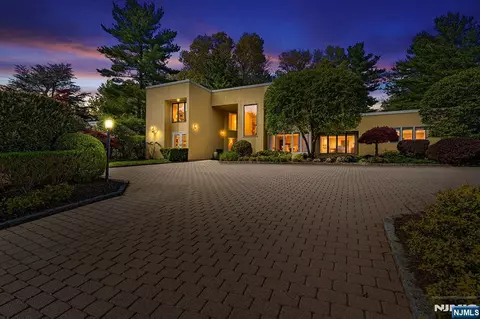 37 Hemlock Rd, Livingston, NJ 07039