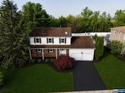 76 Point View Pkwy, Wayne, NJ 07470