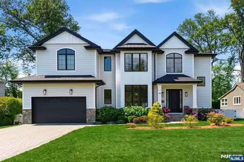 44 Crestwood Dr, Glen Rock, NJ 07452