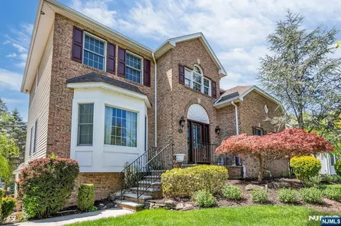 18 Hope St, Montvale, NJ 07645