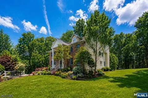 20 Sleepy Hollow Rd, Denville, NJ 07834