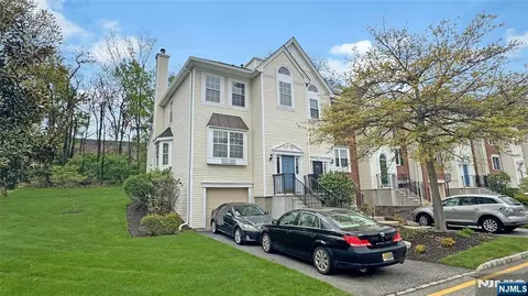 1051 Ash Dr, Mahwah, NJ 07430