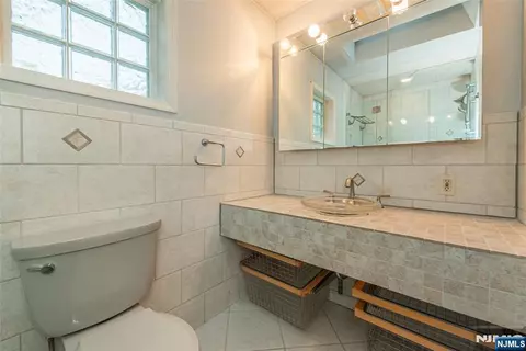 Bath - 51 Chestnut Dr, Wayne, NJ 07470 photo 4 of 8
