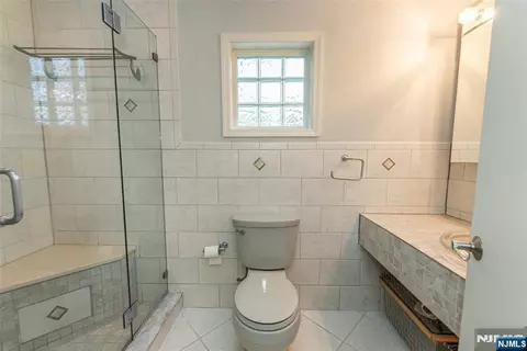 Bath - 51 Chestnut Dr, Wayne, NJ 07470 photo 3 of 8