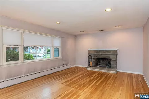 Living - 51 Chestnut Dr, Wayne, NJ 07470 photo 3 of 6