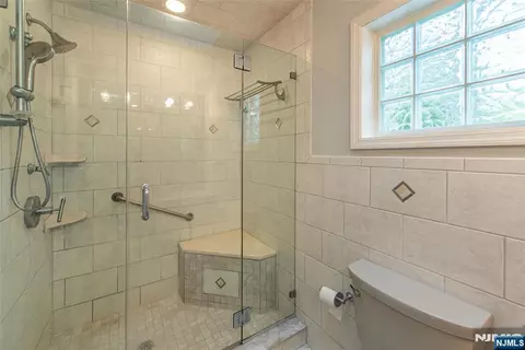 Bath - 51 Chestnut Dr, Wayne, NJ 07470 photo 5 of 8