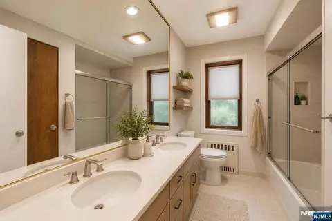 Bath - 51 Chestnut Dr, Wayne, NJ 07470 photo 2 of 8
