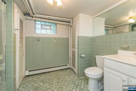 Bath - 51 Chestnut Dr, Wayne, NJ 07470 photo 7 of 8