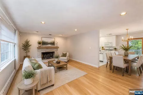 Living - 51 Chestnut Dr, Wayne, NJ 07470 photo 2 of 6