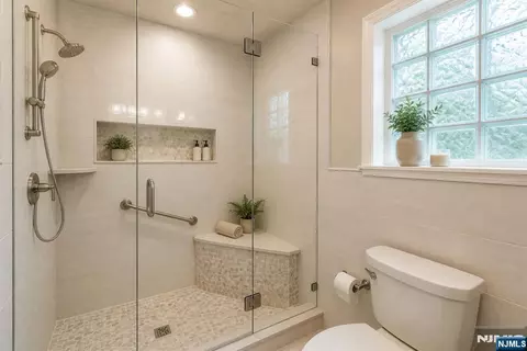 Bath - 51 Chestnut Dr, Wayne, NJ 07470 photo 6 of 8
