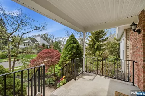 7 Candle Ln, East Brunswick, NJ 08816