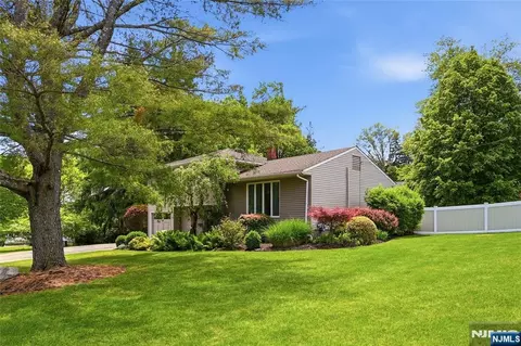 4 Ackerman St, Waldwick, NJ 07463