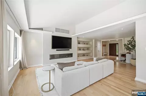 Living - 4 Ackerman St, Waldwick, NJ 07463 photo 3 of 4
