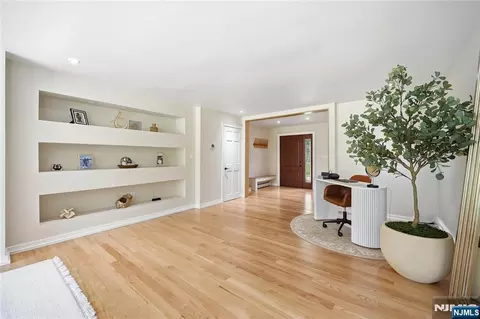 Entry Way - 4 Ackerman St, Waldwick, NJ 07463 photo 3 of 4
