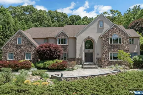309 Skyridge Rd, Franklin Lakes, NJ 07417