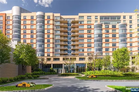 8100 River Rd #915, North Bergen, NJ 07047