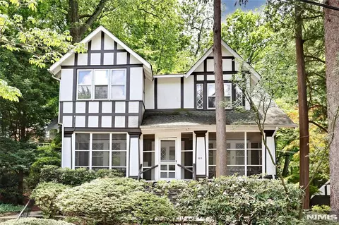 388 Allaire Ave, Leonia, NJ 07605