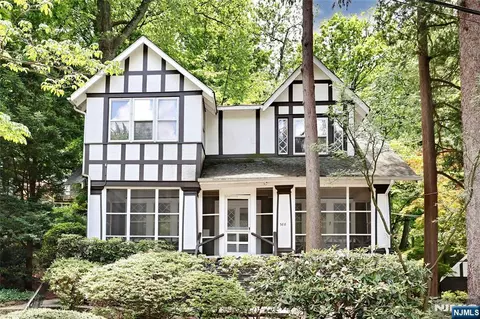 388 Allaire Ave, Leonia, NJ 07605
