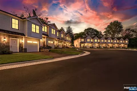 9 Fey Pl, Oradell, NJ 07649