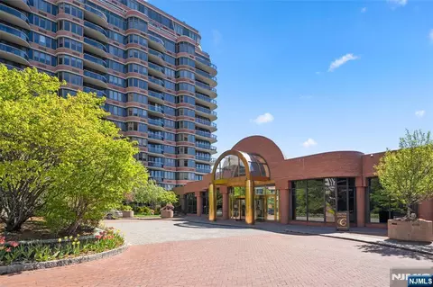 100 Carlyle Dr #VP6, Cliffside Park, NJ 07010