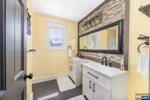 Bath - 8 E Gate Dr, Glenwood, NJ 07418 photo 1 of 2
