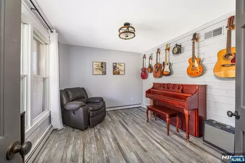 Entry Way - 8 E Gate Dr, Glenwood, NJ 07418 photo 2 of 5