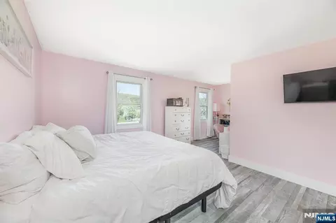 Bedroom - 8 E Gate Dr, Glenwood, NJ 07418 photo 2 of 4