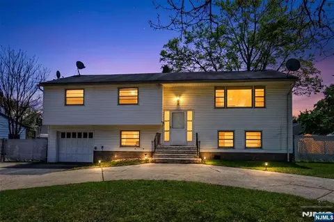 5 Burnside Pl, Wayne, NJ 07470