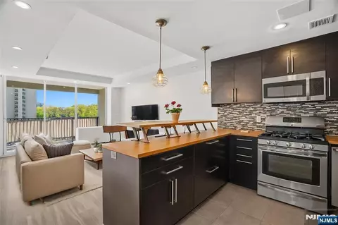 6 Horizon Rd #201, Fort Lee, NJ 07024