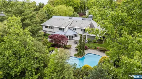 4 Hunter Rdg, Woodcliff Lake, NJ 07677