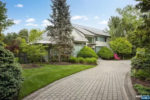4 Hunter Rdg, Woodcliff Lake, NJ 07677