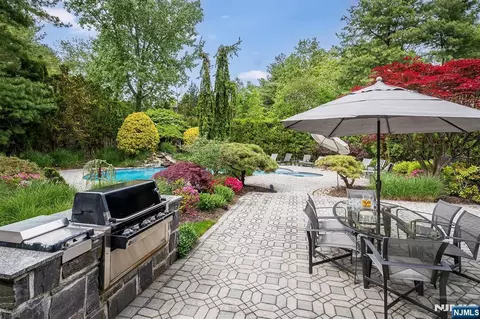 4 Hunter Rdg, Woodcliff Lake, NJ 07677