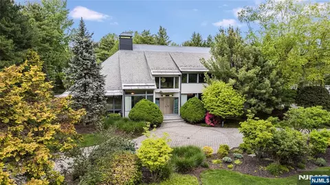 4 Hunter Rdg, Woodcliff Lake, NJ 07677