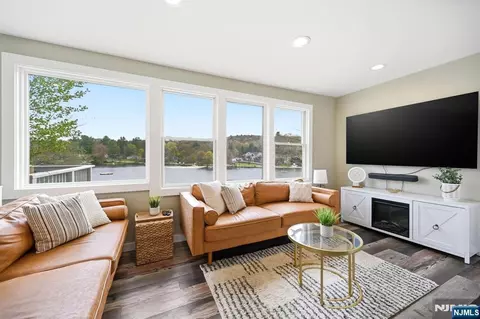51 Goldfinch Ln, Hewitt, NJ 07421